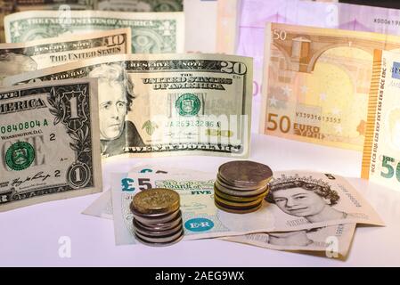 Sterlina inglese bill e monete inglese monopolizzato da euro e dollari. Foto Stock