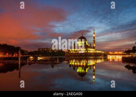 La moschea di Putra, uno dei più iconica moschea in Putrajaya Foto Stock