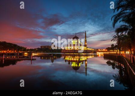 La moschea di Putra, uno dei più iconica moschea in Putrajaya Foto Stock