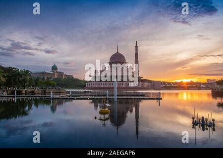 La moschea di Putra, uno dei più iconica moschea in Putrajaya Foto Stock