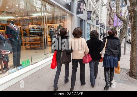 Donne shopping su Nanjing Road West, Shanghai, Cina Foto Stock
