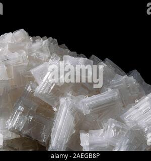 Minerale Naturale - sale cristallino close-up su sfondo nero Foto Stock