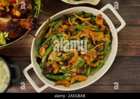 In casa verde fagiolo casseruola e rabboccato con croccante di cipolle fritte, vista aerea Foto Stock