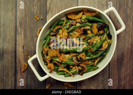 In casa verde fagiolo casseruola e rabboccato con croccante di cipolle fritte, vista aerea Foto Stock