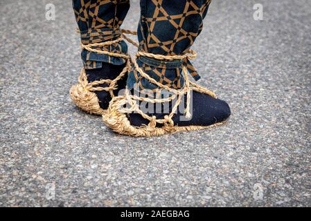 Aprile 15, 2019: dettaglio giapponese di scarpe tradizionali. Takayama, Giappone Foto Stock