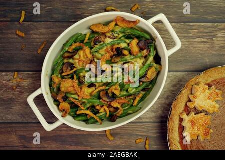 In casa verde fagiolo casseruola e rabboccato con croccante di cipolle fritte, vista aerea Foto Stock