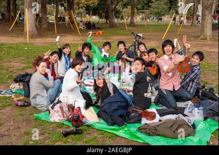 Gli adolescenti avente picnic hanami chiamato a Yoyogi Park, Tokyo, Giappone