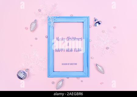 Natale a sfere di oro e il simbolo del fiocco di neve con cornice fotografica su sfondo rosa Foto Stock