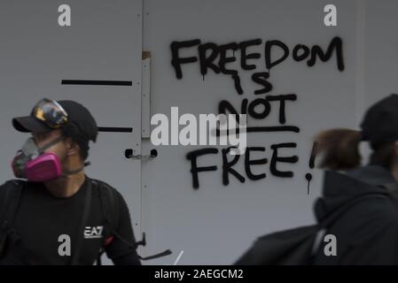 Hong Kong, Cina. 2° Nov, 2019. Un graffiti visto su una parete durante le dimostrazioni.Nonostante la controversa legge in materia di estradizione che originalmente ha scatenato le proteste di essere formalmente ritirato, manifestanti continuare a chiamare il Chief Executive Carrie Lam per soddisfare le loro esigenze rimanenti, che include la completa il suffragio universale, un'indagine indipendente brutalità della polizia, la ritrazione della parola ''˜tafferugli' per descrivere le proteste e far cadere tutte le accuse contro i dimostranti arrestati. Credito: Oliver Haynes SOPA/images/ZUMA filo/Alamy Live News Foto Stock