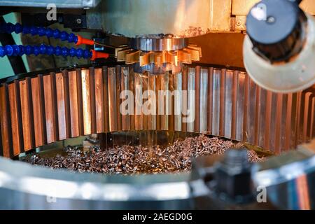 Elaborazione delle parti metalliche della macchina. Industria pesante. Foto Stock