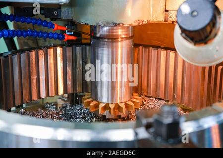 Elaborazione delle parti metalliche della macchina. Industria pesante. Foto Stock