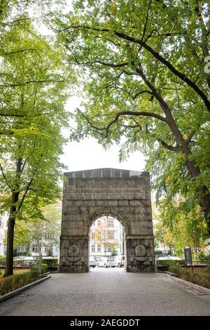 Uno dei portali in pietra alla sovietica Monumento ai caduti nel Parco Treptower, Berlino, Germania Foto Stock