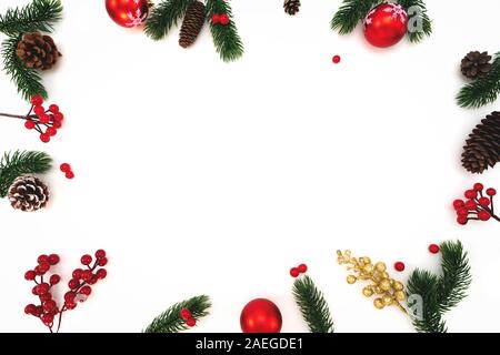 Composizione di natale. Pallina di natale, pigne, rami d abete su sfondo bianco. Appartamento laico, vista dall'alto, spazio di copia Foto Stock