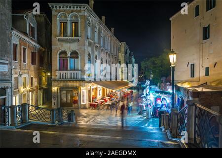 Venezia, Italia - Sep 30, 2018: notte Strada Nova vicino a rio di Noale Foto Stock