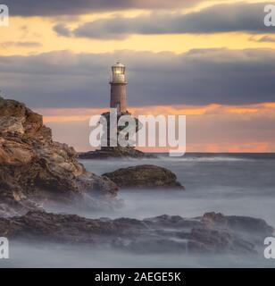 Faro in Grecia - Andros.. noto come l'unico faro al mondo costruita su una roccia Foto Stock