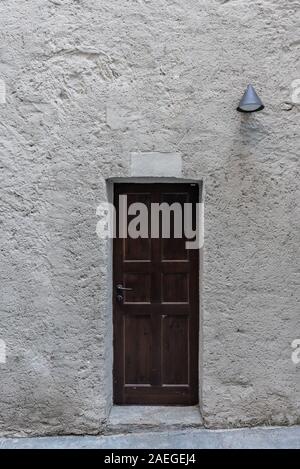 Immagine di una caratteristica gate di un antico borgo, immagine verticale Foto Stock