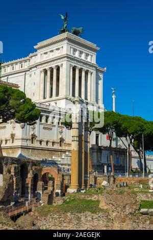 Roma, Italia - Ott 03, 2018: Tempio di Venere Genitrice e la Terrazza delle Quadrighe Foto Stock