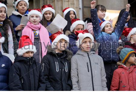 Edimburgo, Scozia, Regno Unito. 9 Dic 2019. St Cuthbert's R C gli allievi della scuola primaria a cantare i canti natalizi al di fuori della cupola bar e ristorante su George Street e la raccolta di donazioni per la Edinburgh ospedale per bambini di carità. Credito: Craig Brown/Alamy Live News Foto Stock