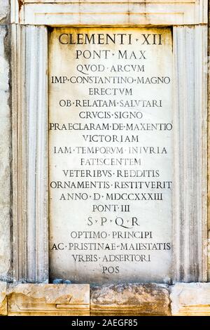 Roma, Italia - Ott 03, 2018: Dettaglio dell'arco trionfale di Costantino. L'iscrizione sulla parete occidentale è dedicata a Papa Clemente XII che ord Foto Stock