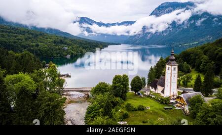 San Giovanni Battista è la Chiesa, il lago di Bohinj, Ribčev Laz, Slovenia Foto Stock