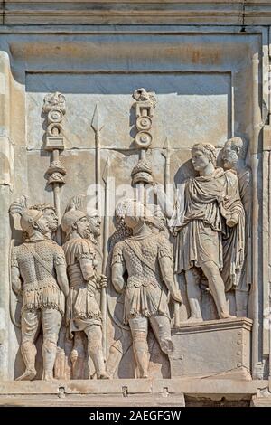 Roma, Italia - Ott 03, 2018: Adlocutio - Dettaglio dell'arco trionfale di Costantino. Il bassorilievo sul lato sud del ' solenne appello del em Foto Stock