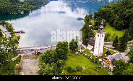 San Giovanni Battista è la Chiesa, il lago di Bohinj, Ribčev Laz, Slovenia Foto Stock