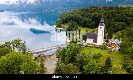 San Giovanni Battista è la Chiesa, il lago di Bohinj, Ribčev Laz, Slovenia Foto Stock