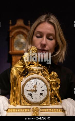 Bonhams, Londra, Regno Unito. Il 9 dicembre 2019. Gli orologi di fine vendita include una collezione eccezionale di Breguet orologi carrello. La vendita avviene su 11 Dicembre. Un tardo XVIII secolo ormolu francese-montato marble mantel clock. Henri Voisin. Preventivo: £1,500-2,500. Credito: Malcolm Park/Alamy Live News. Foto Stock