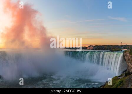 Cascate del Niagara è un gruppo di tre cascate all'estremità meridionale del Niagara Gorge, tra la provincia canadese di Ontario e lo stato americano del New Yo Foto Stock