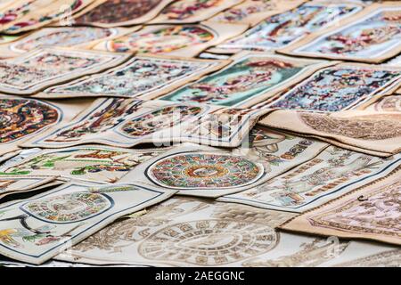 Colorata a mano i calendari Maya sparsi sul terreno per i turisti per acquistare in Palenque sito archeologico. Foto Stock