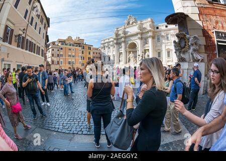 Roma, Italia - Ott 03, 2018: dal trambusto e divertimento intorno alla Fontana di Trevi a Roma Foto Stock