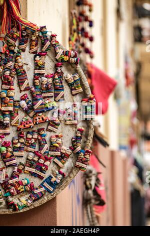 San Cristobal de las Casas, Chiapas, Messico - 23 Marzo 2017: colorati souvenir ina shopin locale di San Cristobal de las Casas. Foto Stock