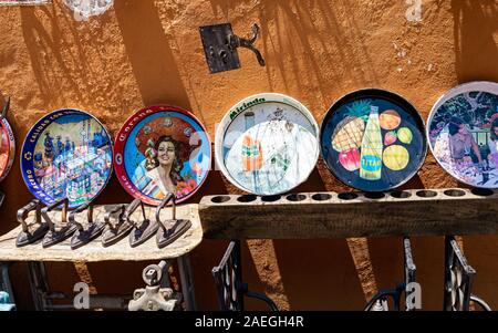 Puebla, Messico: Locale negozio di antiquariato display con vari messicano oggetti vintage. Foto Stock