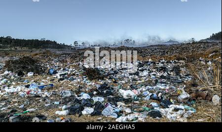 La masterizzazione di garbage sui Campi alla periferia di Quetzaltenango, Guatemala. Si tratta di comuni di gestione dei rifiuti Foto Stock