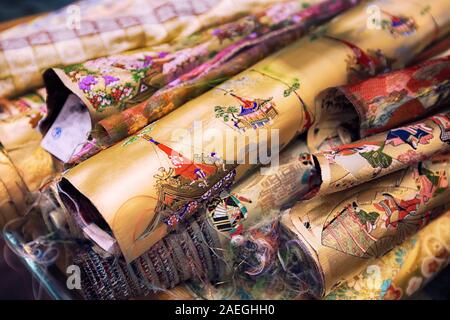 Close-up di kimono materiale per la vendita in un mercato nella città di Kyoto, Giappone Foto Stock