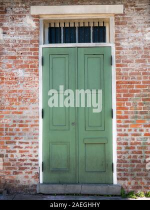 La vecchia porta di una casa nel quartiere francese, New Orleans, Louisiana, Stati Uniti d'America Foto Stock