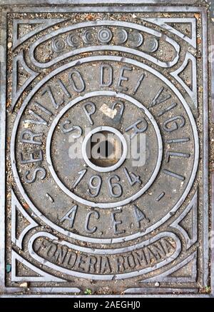 Roma, Italia - 04 Ott, 2018: Old shabby tombino in Roma Foto Stock