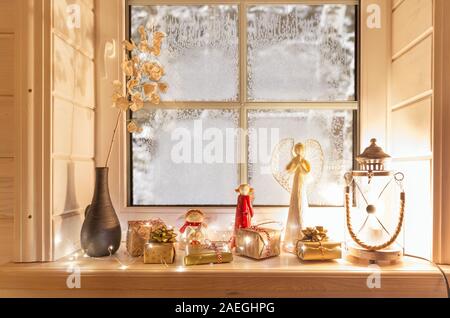 Bella candele accese e luci fairy sul davanzale interno Foto Stock