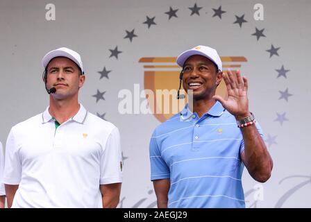 Melbourne, Australia. Il 9 dicembre, 2019. Adam Scott (L) e Tiger Woods e posare per le foto prima del 2019 Presidenti Cup a Melbourne, Australia, Dicembre 9, 2019. Credito: Bai Xuefei/Xinhua/Alamy Live News Foto Stock