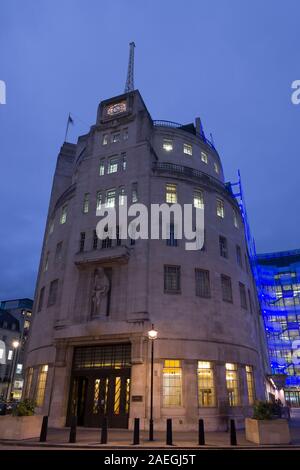 Broadcasting House, sede della BBC, in Portland Place e Langham Place, Londra, Gran Bretagna. Il Broadcasting House complesso consiste del Foto Stock