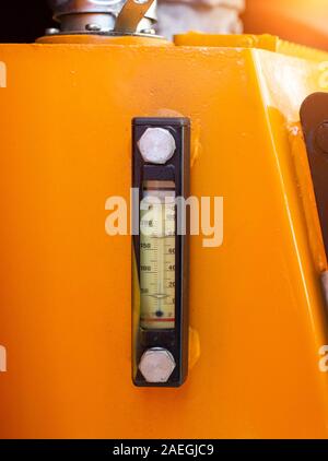 Termometro sull'escavatore che mostra la temperatura di olio di tecnica e fusi nell'impianto idraulico, close-up, industriale Foto Stock
