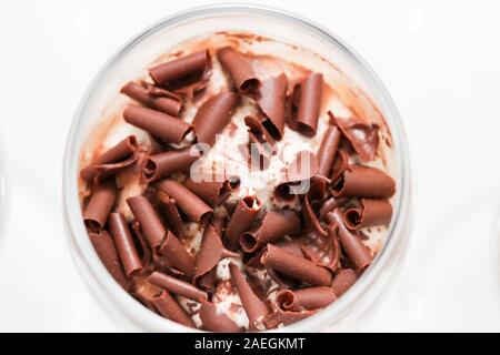 Layered inezia dessert con cioccolato spugna Foto Stock
