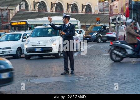 Roma, Italia - 04 Ott, 2018: occupato di traffico su Piazza Venezia a Roma Foto Stock
