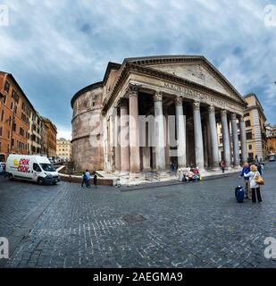 Roma, Italia - Ott 05, 2018: famoso Pantheon romano in un giorno di pioggia Foto Stock