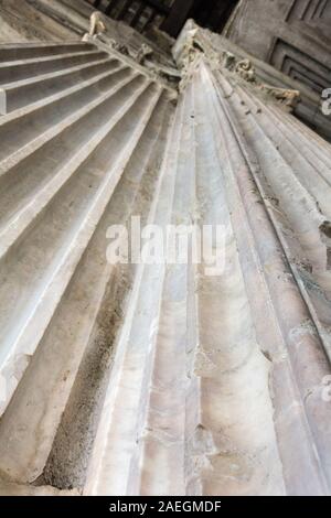 Roma, Italia - Ott 05, 2018: dettaglio del porticato marmoreo del famoso Pantheon a Roma Foto Stock