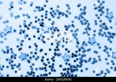 Abstract incandescente stelle sfondo nel classico colore blu. Foto Stock