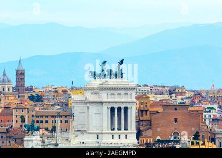 Roma, Italia - Ott 05, 2018: vista dell'Altare della Patria incorniciato da tetti di Roma Foto Stock