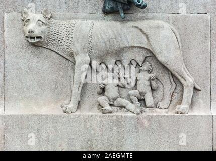 Roma, Italia - Ott 05, 2018: il bassorilievo raffigurante un lupo che nutre Romolo e Remo si trova sul piedistallo del maestoso Garibaldi Monu Foto Stock