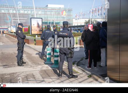 I membri degli ecologisti in azione, Madrid Gruppo antimilitarista e disarmare la piattaforma di Madrid, protesta davanti la Conferenza delle Nazioni Unite per i Cambiamenti Climatici - COP25- svoltasi a Madrid. Alcuni sono stati fermati dalla polizia. (Foto: Jose Cuesta/261/Cordon Premere). Credito: CORDON PREMERE/Alamy Live News Foto Stock