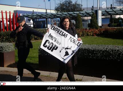 I membri degli ecologisti in azione, Madrid Gruppo antimilitarista e disarmare la piattaforma di Madrid, protesta davanti la Conferenza delle Nazioni Unite per i Cambiamenti Climatici - COP25- svoltasi a Madrid. Alcuni sono stati fermati dalla polizia. (Foto: Jose Cuesta/261/Cordon Premere). Credito: CORDON PREMERE/Alamy Live News Foto Stock